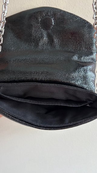 Bolso de mano negro con cadena