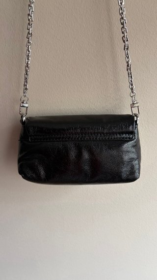 Bolso de mano negro con cadena