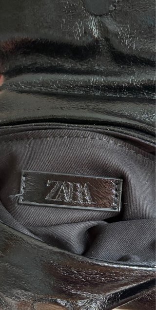 Bolso de mano negro con cadena