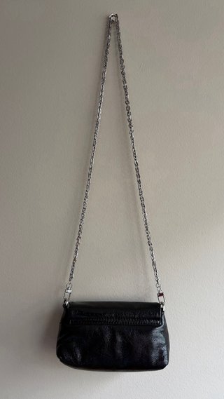 Bolso de mano negro con cadena