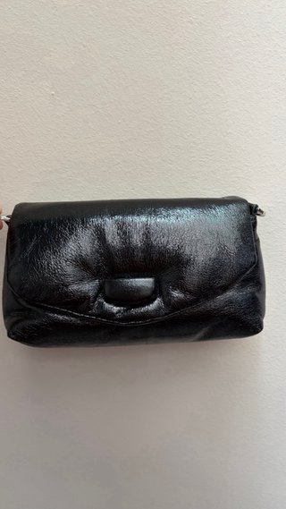 Bolso de mano negro con cadena