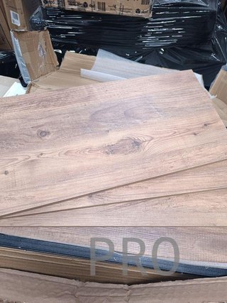 Librería de 4 niveles madera oscura con marco