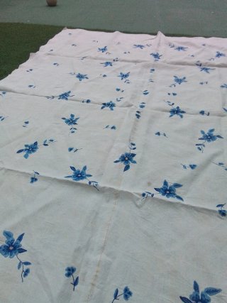 Colcha antigua de lino con flores azules