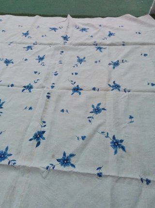Colcha antigua de lino con flores azules