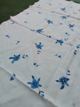Colcha antigua de lino con flores azules