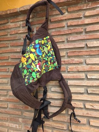 Mochila de porteo infantil con estampado
