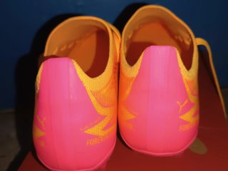 Scarpe da calcio Puma arancioni e rosa