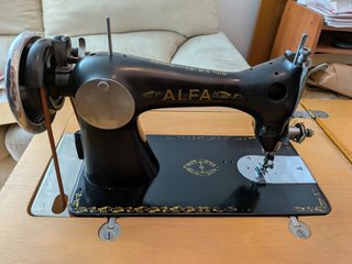 Máquina de coser ALFA pie SINGER mueble madera