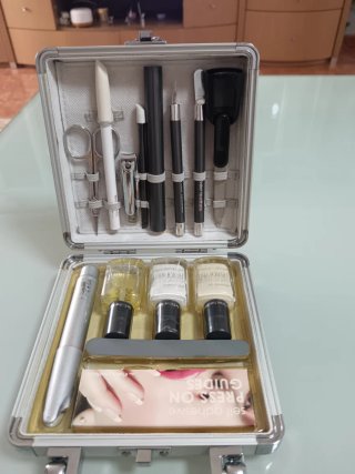 Maletín de manicura plateado y blanco