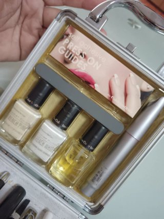 Maletín de manicura plateado y blanco