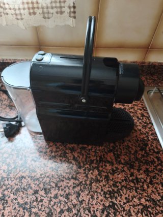 Cafetera de cápsulas negra