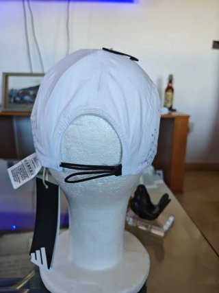 Gorra Adidas Blanca y Negra