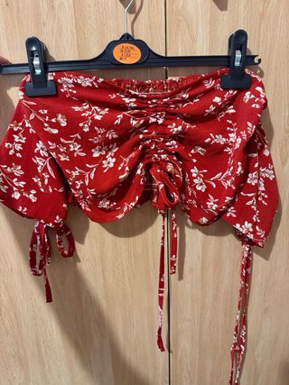 Conjunto floral rojo y blanco