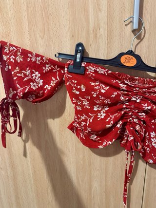 Conjunto floral rojo y blanco