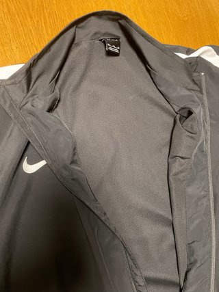 Sudadera Nike Negra con Raya Blanca. Cortaviento