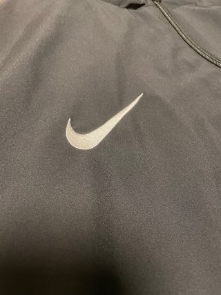 Sudadera Nike Negra con Raya Blanca. Cortaviento
