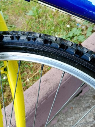 Bicicleta de Montaña Azul y Amarilla