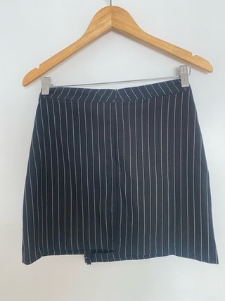 Falda negra con rayas blancas