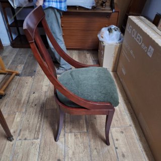Silla de madera tapizada verde