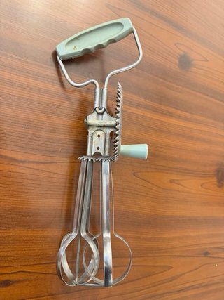 Sbattitore manuale vintage a manovella