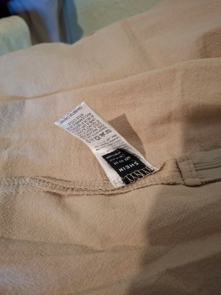 Shorts beige con anilla y cordón