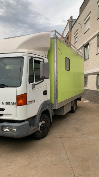 Nissan Atleon 2000