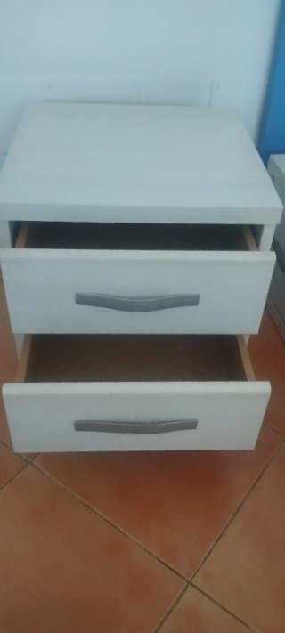 Cama individual de madera y mesita auxiliar