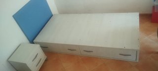Cama individual de madera y mesita auxiliar