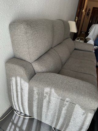Sofá 3 plazas de tela gris y butaca eléctrica
