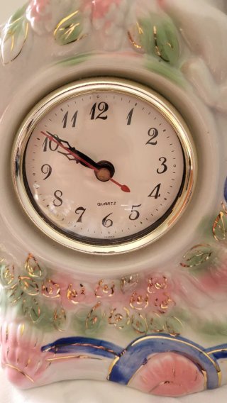Reloj de mesa antiguo con figuras