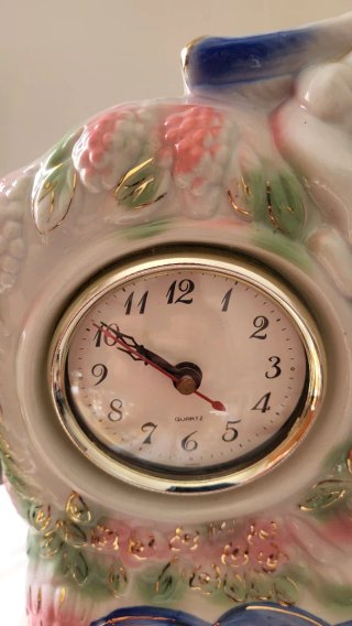 Reloj de mesa antiguo con figuras