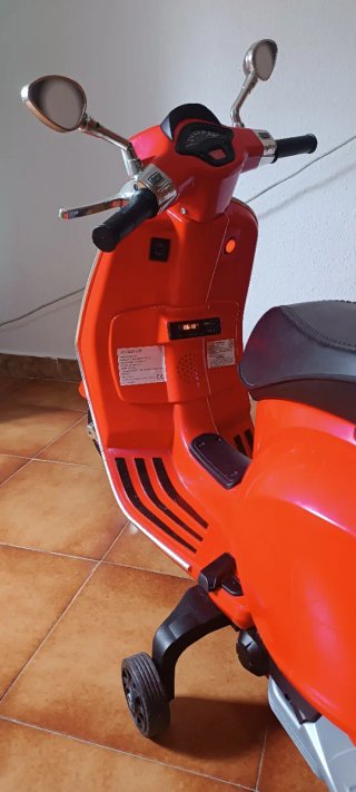 Moto infantil Vespa roja se usado solo una vez