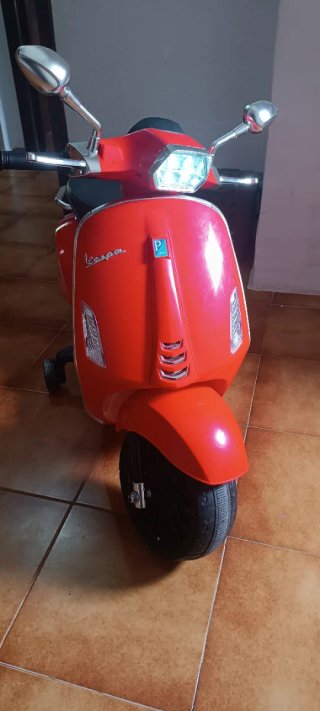 Moto infantil Vespa roja se usado solo una vez
