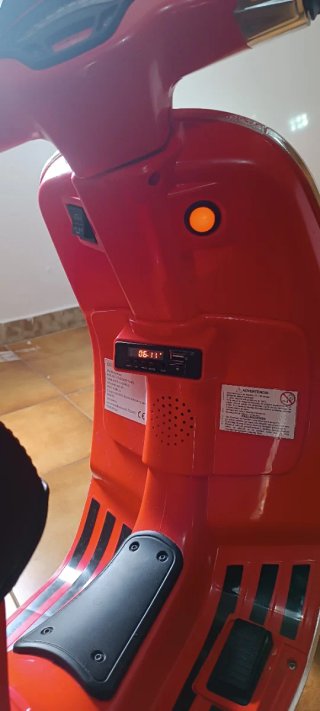 Moto infantil Vespa roja se usado solo una vez