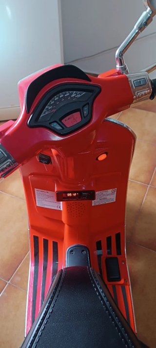 Moto infantil Vespa roja se usado solo una vez