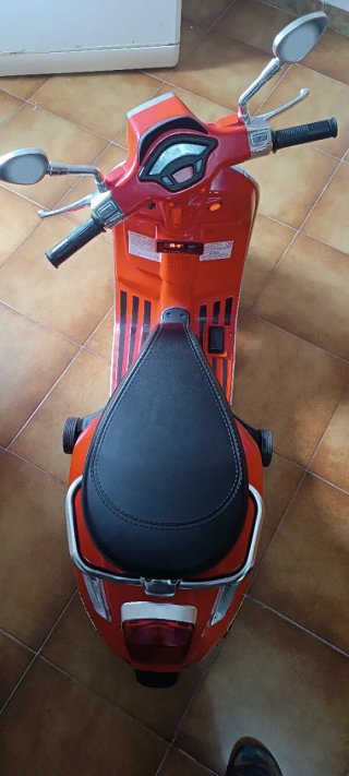 Moto infantil Vespa roja se usado solo una vez