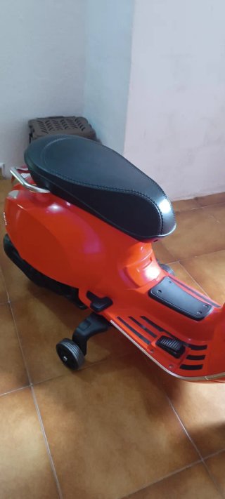 Moto infantil Vespa roja se usado solo una vez
