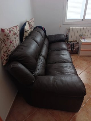 Sofá de piel marrón