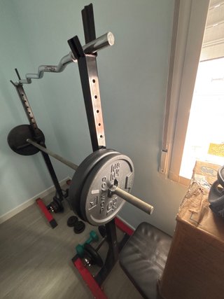 Gimnasio completo con pesas y barra