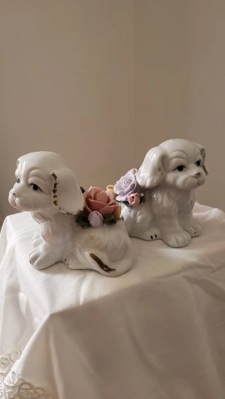 Figuras de perros antiguas con flores