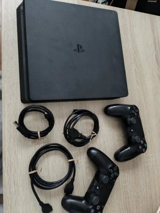 PS4 Slim Negra + 2 Mandos y Cables
