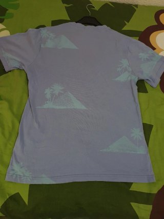 Camiseta morada con estampado tropical