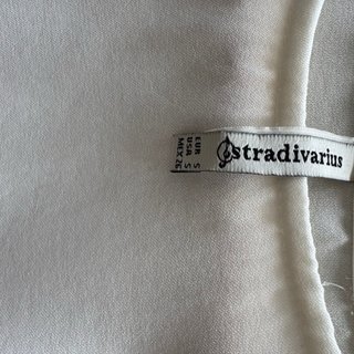 Blusa blanca con mangas acampanadas