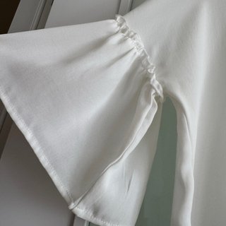 Blusa blanca con mangas acampanadas