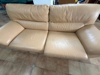 Sofá de piel beige