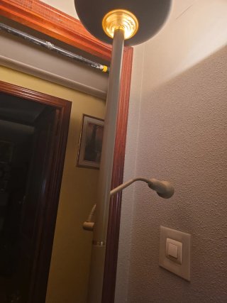 Lámpara de pie de salón gris  Con pedal