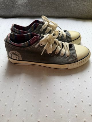 Zapatillas Mustang grises con detalle multicolor