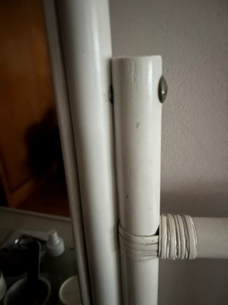 Tocador de ratán blanco con espejo y taburete