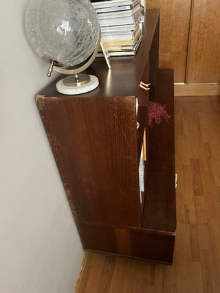 Mueble de madera y cristal