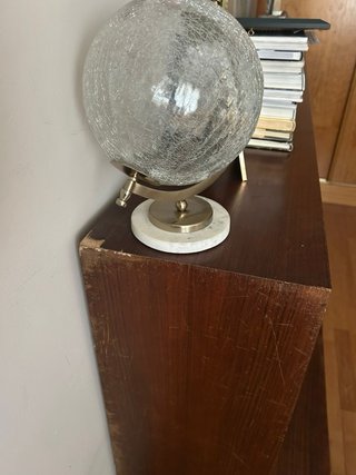 Mueble de madera y cristal